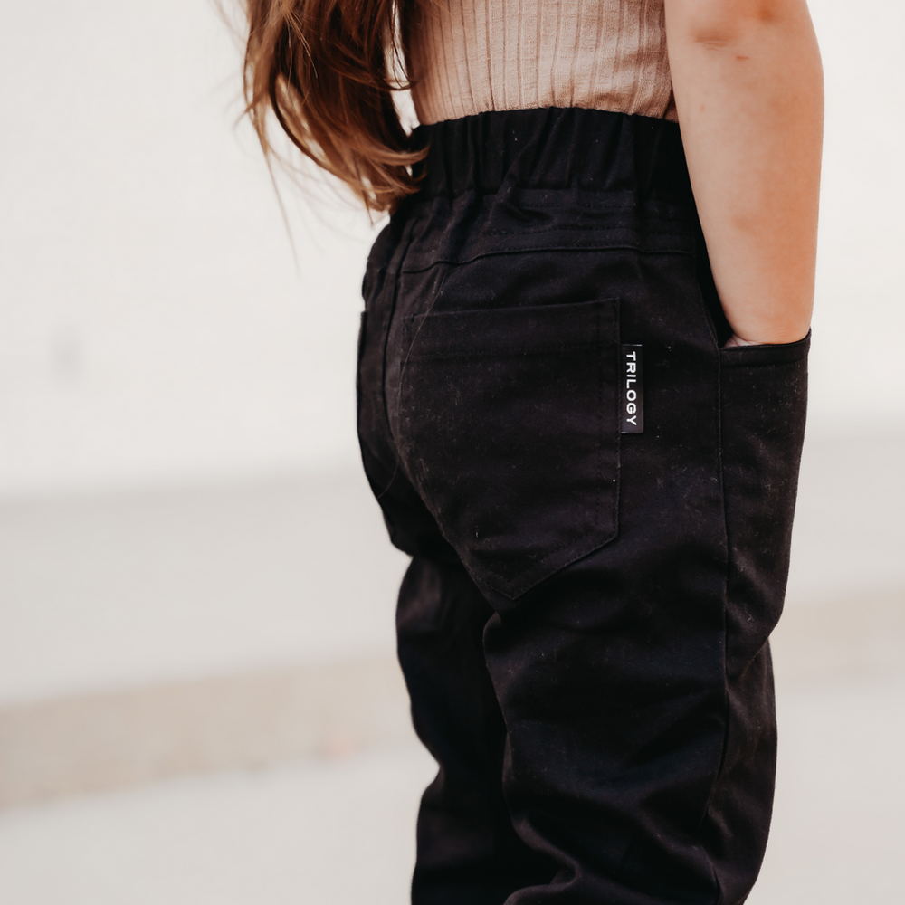 
                  
                    Chinos Black
                  
                