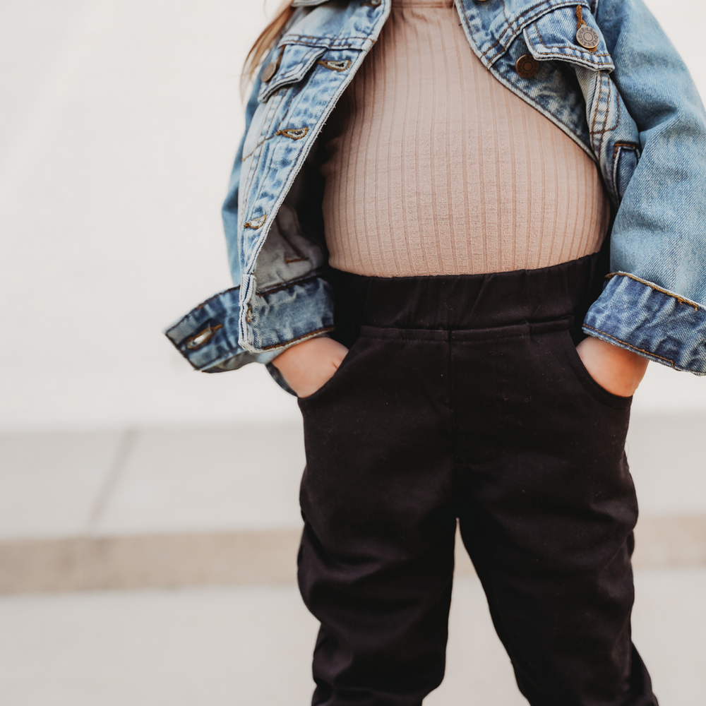 
                  
                    Chinos Black
                  
                